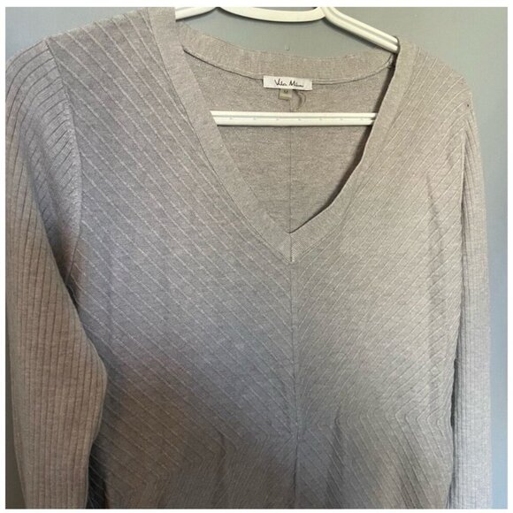 Vila Milano Gray V-Neck Sweater Women's Size Medium Knit Top Casual - Picture 2 of 5